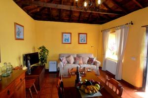 uma sala de estar com um sofá e uma mesa em Juana Quinta em Monte de Breña