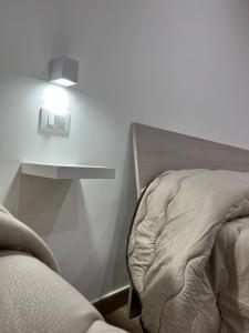 A bed or beds in a room at Broken column