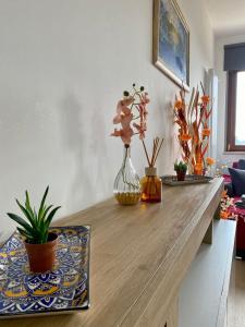 Ninfea B&B في سان جوفاني تياتينو: طاولة خشبية مع ورود في غرفة المعيشة