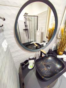ブダペストにあるCosy Casaのバスルーム(黒い洗面台、鏡付)
