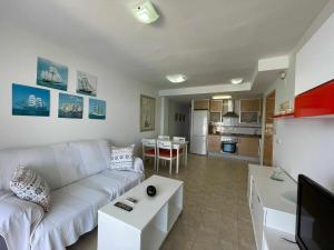 - un salon avec un canapé blanc et une table dans l'établissement Atico en 1ª Linea en Moncofar, à Moncofa