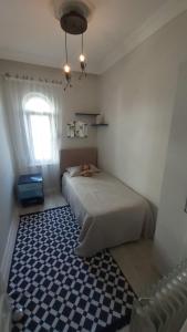 a bedroom with a bed and a checkered floor at Denize Çok Yakın Daire in Side