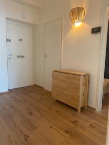ウィーンにあるPremarental Apartement 2の空間(木製ドレッサー、ドア付)