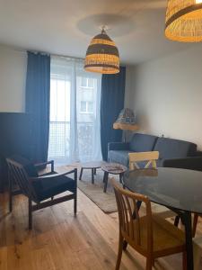 ウィーンにあるPremarental Apartement 2のリビングルーム(ソファ、テーブル、椅子付)