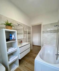 Ninfea B&B في سان جوفاني تياتينو: حمام أبيض مع حوض ومغسلة