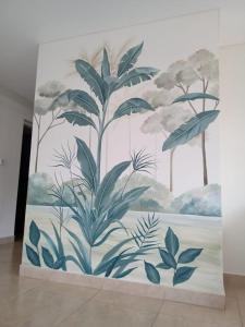 un mural de plantas en una pared de una habitación en Santiago Plaza en Salta