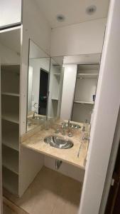 baño con lavabo y espejo grande en Santiago Plaza Departamento Microcentro Premium en Salta
