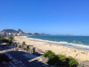 una playa con mucha gente y el océano en Apto Vista Completa da Praia de Copacabana TC803, en Río de Janeiro