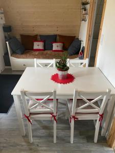 Posedenie v ubytovaní Au-Doux-Altic chalet romantique avec JACUZZI ET SAUNA