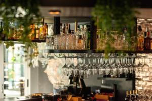 een stel glazen op een plank in een bar bij Hotel Lowietje Lisse - Keukenhof in Lisse