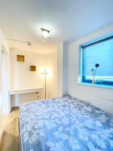 1 dormitorio con cama y ventana en City centre, Top floor apartment, Two balconies en Mánchester
