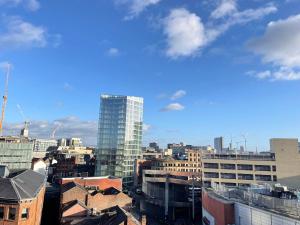 曼徹斯特的住宿－City centre, Top floor apartment, Two balconies，享有城市天际线美景,设有建筑