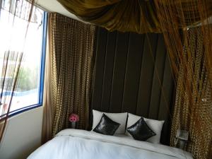 Un pat sau paturi într-o cameră la The Domed Tile B&B