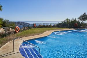 una piscina con vistas al océano en Los Altos 19, en La Herradura