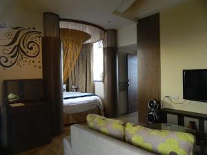 Un pat sau paturi într-o cameră la The Domed Tile B&B