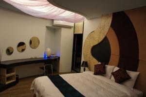 Un pat sau paturi într-o cameră la The Domed Tile B&B