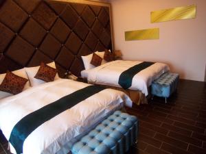 Un pat sau paturi într-o cameră la The Domed Tile B&B