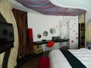 Un pat sau paturi într-o cameră la The Domed Tile B&B