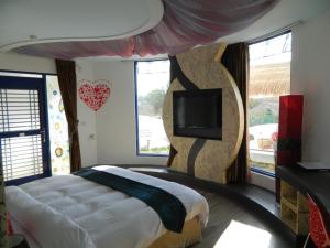 Un pat sau paturi într-o cameră la The Domed Tile B&B