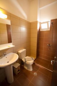 Łazienka z białą toaletą i umywalką w obiekcie Falassarna Beach studios&apartments w mieście Falasarna +32 zdjęcia