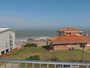 a house on the beach next to the ocean at Perla del Este in La Paloma