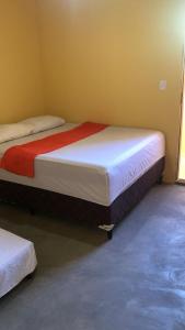 a pair of beds in a room at Residencial e Chalés Cristal in Palmeiras