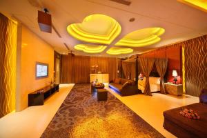 a large living room with a couch and a bed at Lanshy Motel in Taichung