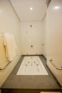 uma casa de banho com uma grande banheira num quarto em Tri Hotel Chapecó em Chapecó