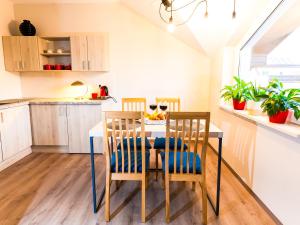 uma cozinha com mesa e cadeiras num quarto em Willa Moćkówka em Busko-Zdrój