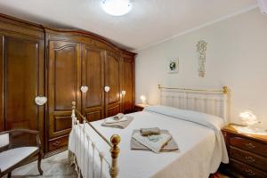 1 dormitorio con 1 cama y armario de madera en Da Nonna Annetta, en Nasino