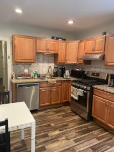 Kuchyň nebo kuchyňský kout v ubytování Lovely stay close to the redline and Boston Downtown