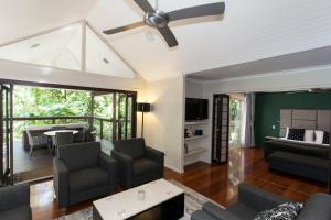 Songbirds Rainforest Retreat的休息区
