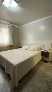 Ein Bett oder Betten in einem Zimmer der Unterkunft Apartamento Edifício Dom Pedro