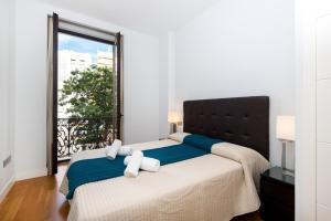 Posteľ alebo postele v izbe v ubytovaní MÁLAGA ROYAL ART MUSEUM APARTMENT