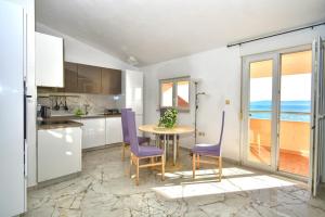 Kuchyň nebo kuchyňský kout v ubytování Apartments Bartulić