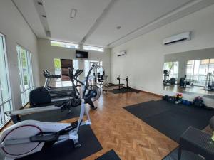 un gimnasio con cintas de correr y equipos de ejercicio en una habitación en Perfect Marina Stay@Strait Quay /w bathtub&carpark en Bagan Jermal