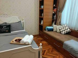 Dormitorio pequeño con cama y estante en Perfect Marina Stay@Strait Quay /w bathtub&carpark en Bagan Jermal