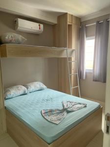 - une chambre avec des lits superposés et une échelle dans l'établissement Apes Enseada Guarujá, à Guarujá