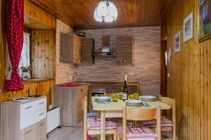 een keuken met een tafel en stoelen in een kamer bij Maison Rhémy - Relax e montagne in Saint-Rhémy-en-bosses