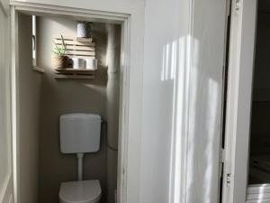 a bathroom with a white toilet in a room at Enz in Bietigheim-Bissingen
