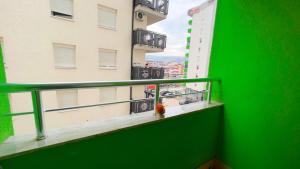 uma parede verde numa varanda de um edifício em Paspalj apartman em Novi Pazar