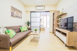 salon z kanapą i telewizorem w obiekcie CartagenaFlats - Apartamentos Turísticos Jabonerías 16, CITY CENTER w mieście Cartagena
