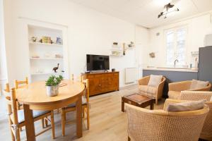 een keuken en een woonkamer met een tafel en stoelen bij Le Joffre - sur le port - wifi in Vannes