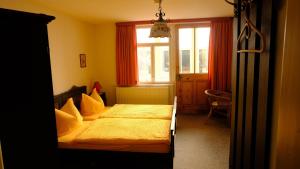 um quarto com 2 camas e uma janela em Villa Lydia em Kurort Altenberg