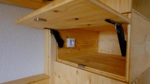una cabina in legno con una porta nel muro di Villa Lydia a Kurort Altenberg