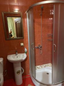 頓河畔羅斯托夫的住宿－Guest House Natalia，带淋浴和盥洗盆的浴室