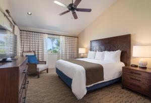 Habitación de hotel con cama y TV en Kona Coast Resort en Kailua-Kona