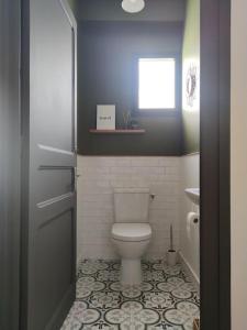 ein Bad mit einem WC und einem Waschbecken in der Unterkunft villa_lumiere_la_rochelle avec spa à 800m de l'océan in La Rochelle