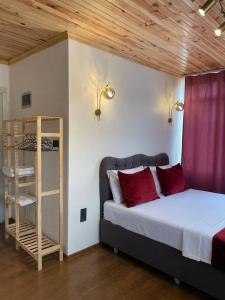 1 dormitorio con cama y techo de madera en PANORAMA CITY SUITE, en Estambul