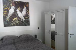 - une chambre avec un lit et une peinture murale dans l'établissement Ferienunterkunft im Tegelhaus, à Berlin